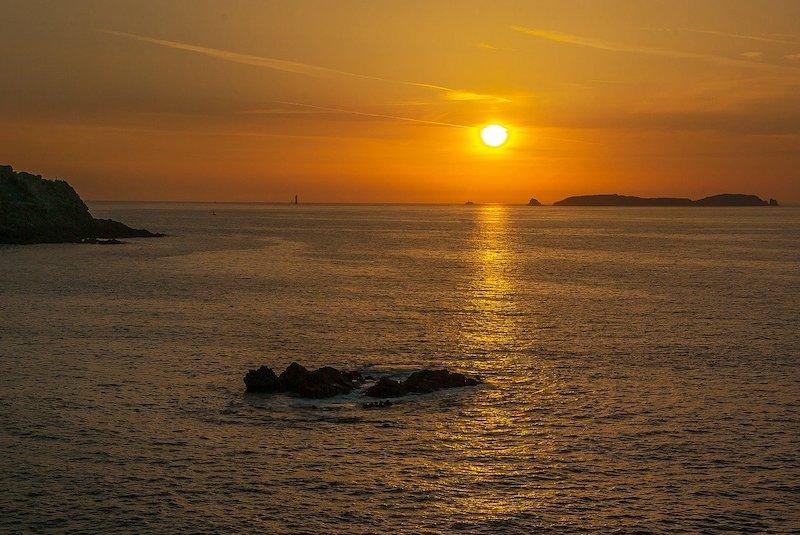 Un beau coucher de soleil sur la mer en Bretagne